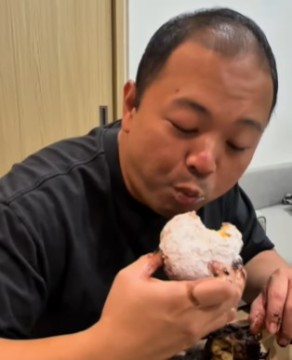 Codeblu review donat Pinkan Mambo. (Instagram @codebluuuu)